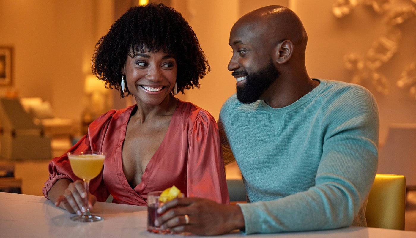 2 people having a cocktail