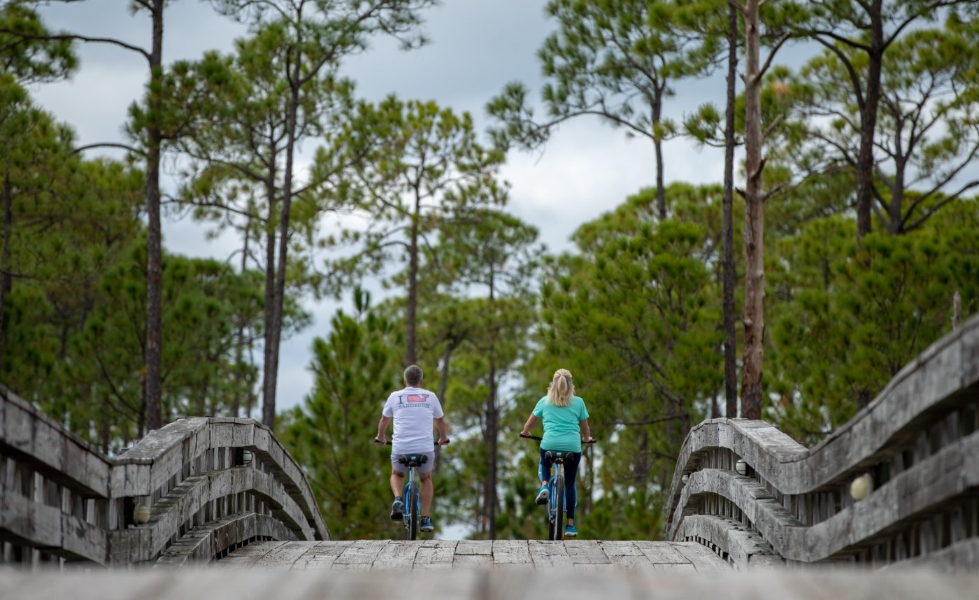 couple on bikes