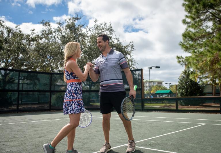 couple playing tennis