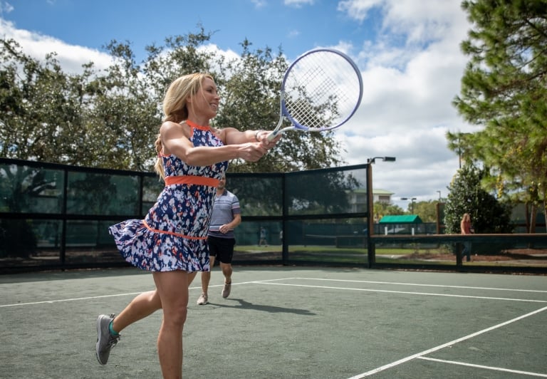 woman playing tennis