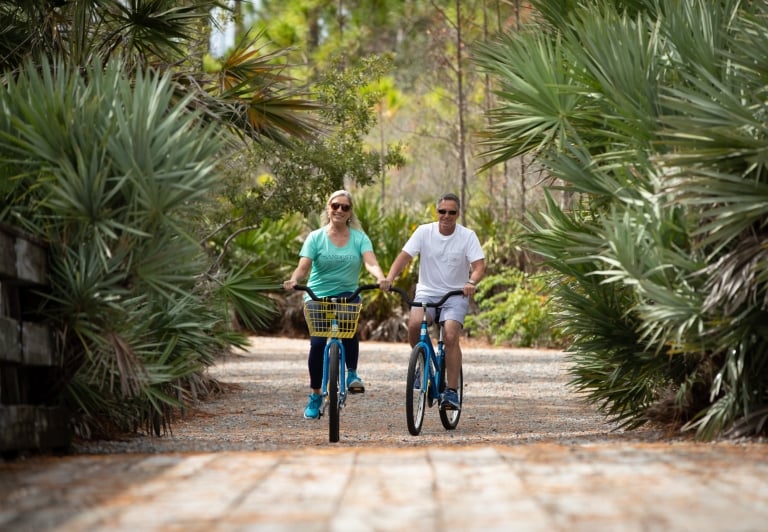 couple on bikes