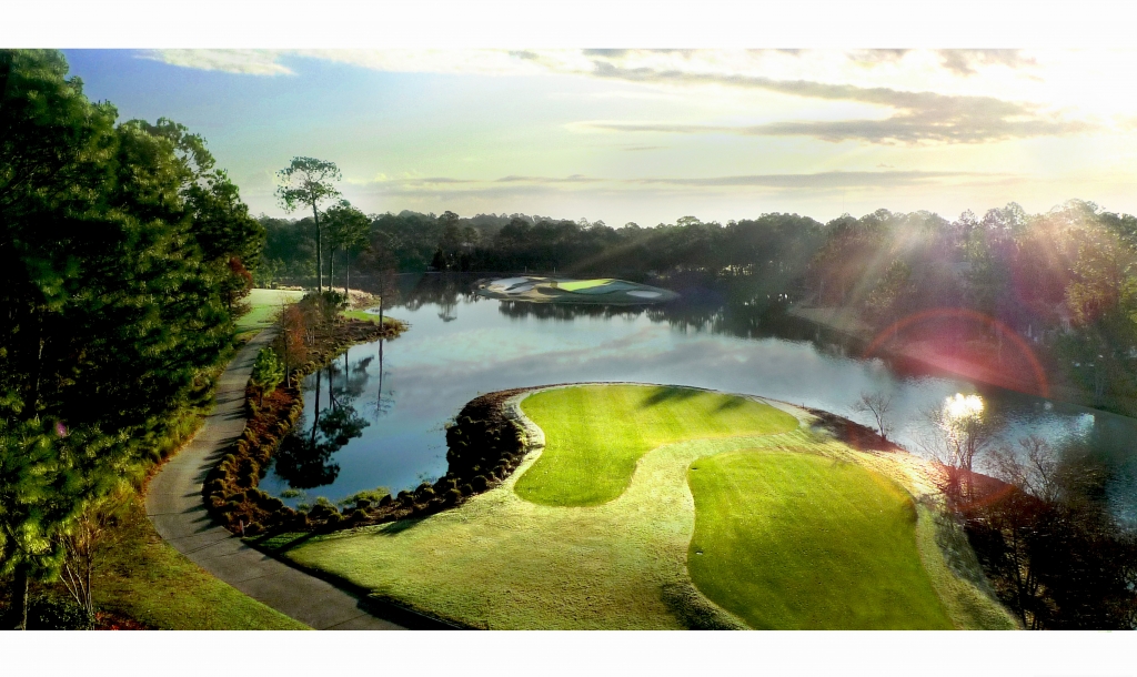 the beautiful green grounds at Raven golf course