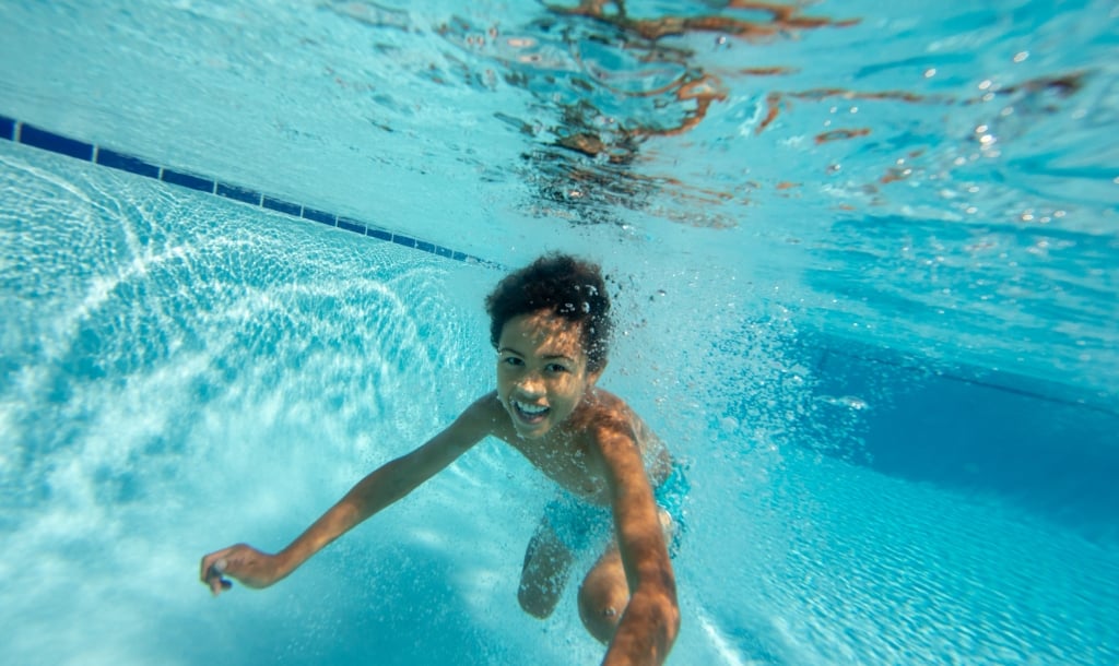 Kid swimming underwater