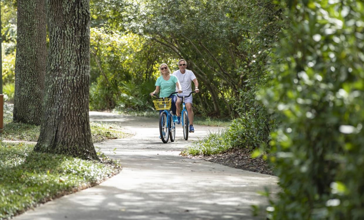 couple on bikes